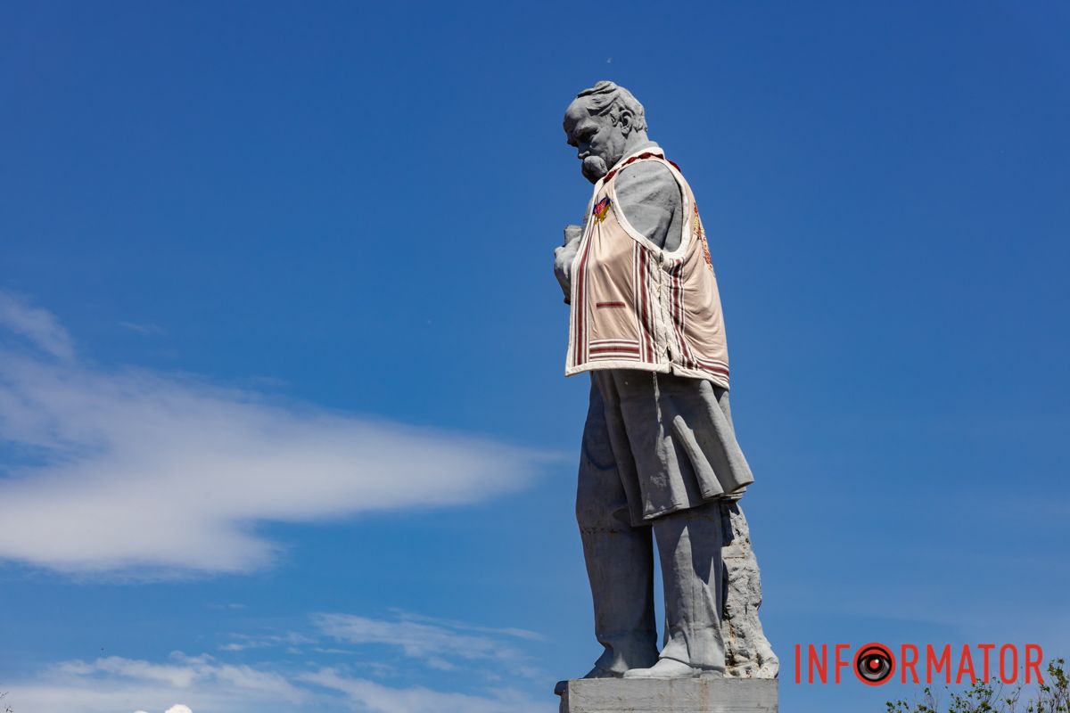 У Дніпрі до Дня вишиванки прикрасили пам’ятник Кобзарю