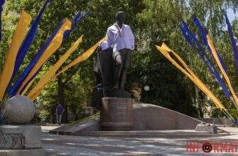 У Дніпрі до Дня вишиванки пам’ятник Поля вдягнули в національне вбрання