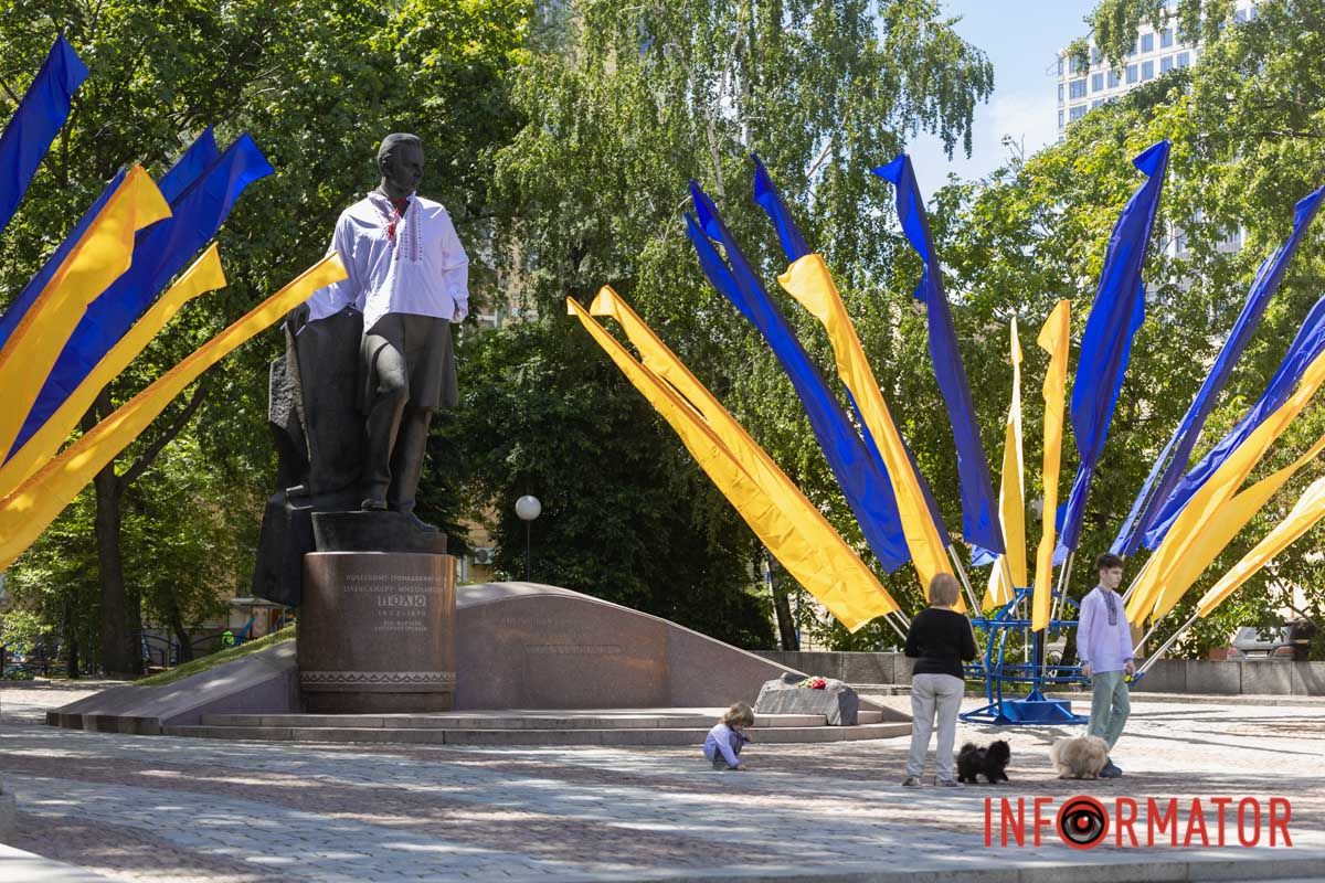 У Дніпрі до Дня вишиванки пам’ятник Поля вдягнули в національне вбрання