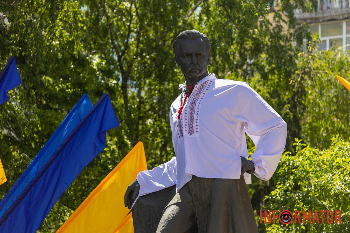 У Дніпрі до Дня вишиванки пам’ятник Поля вдягнули в національне вбрання