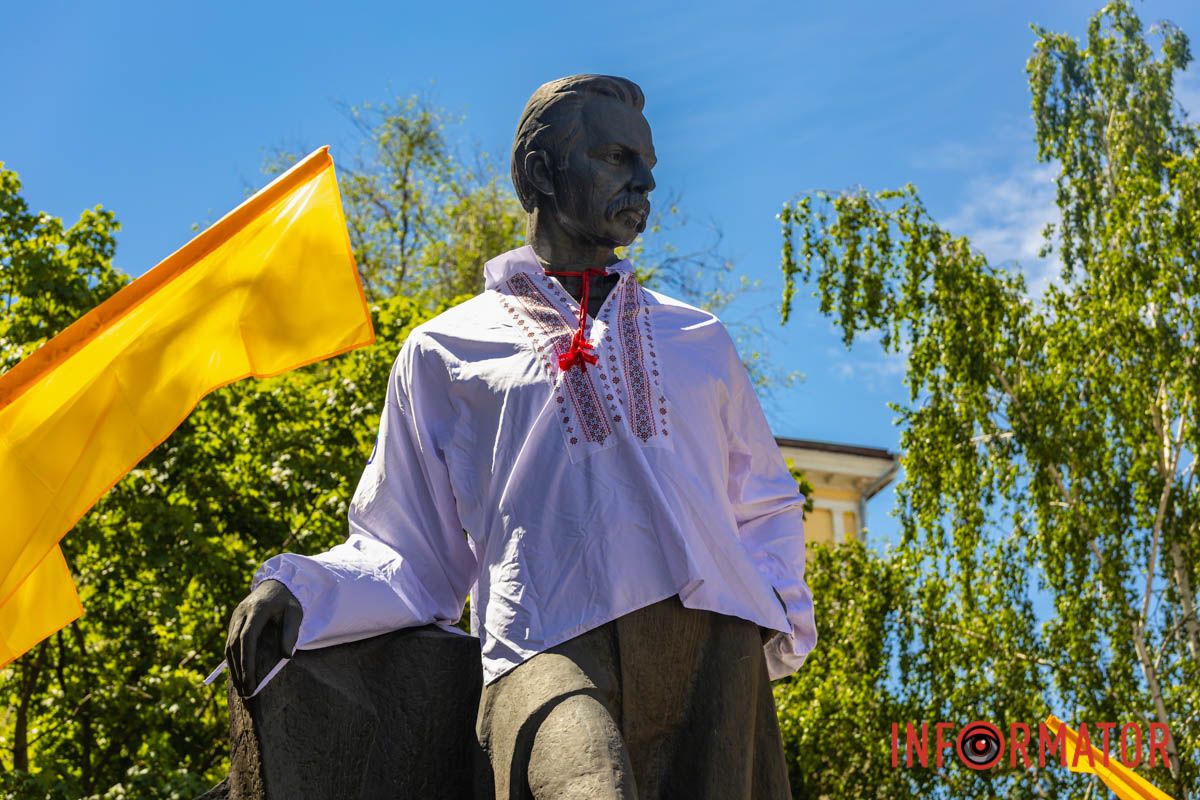 У Дніпрі до Дня вишиванки пам’ятник Поля вдягнули в національне вбрання