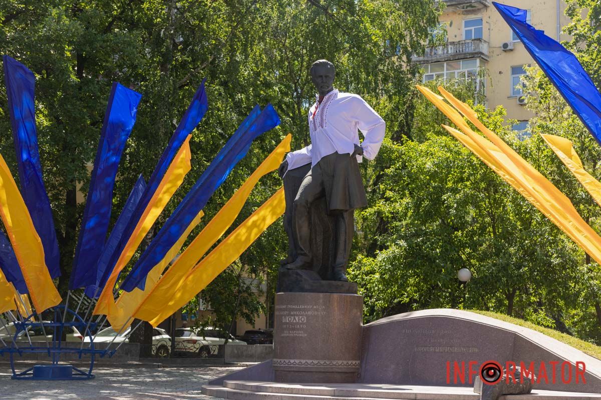 У Дніпрі до Дня вишиванки пам’ятник Поля вдягнули в національне вбрання
