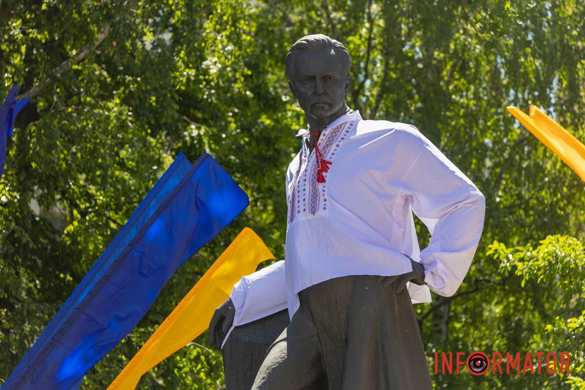 У Дніпрі до Дня вишиванки пам’ятник Поля вдягнули в національне вбрання