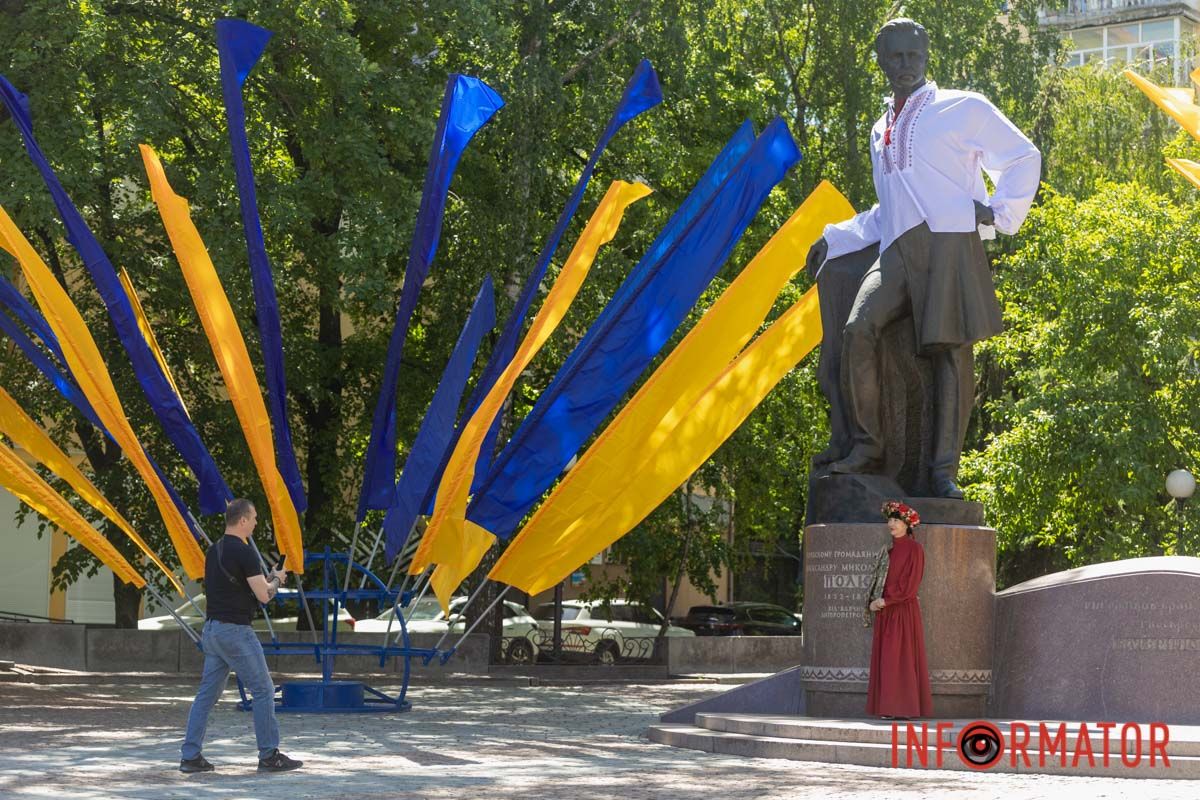 У Дніпрі до Дня вишиванки пам’ятник Поля вдягнули в національне вбрання