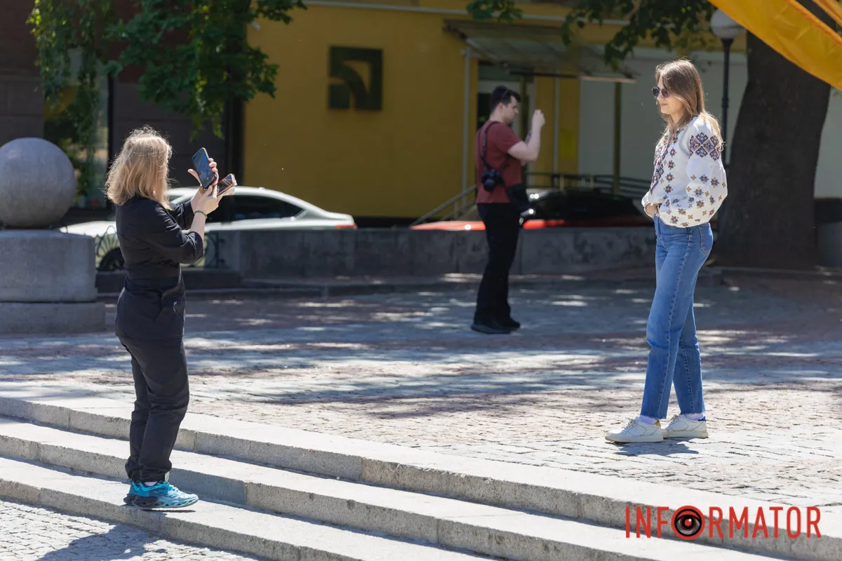 Як Дніпро святкує День вишиванки: шукай себе на фото