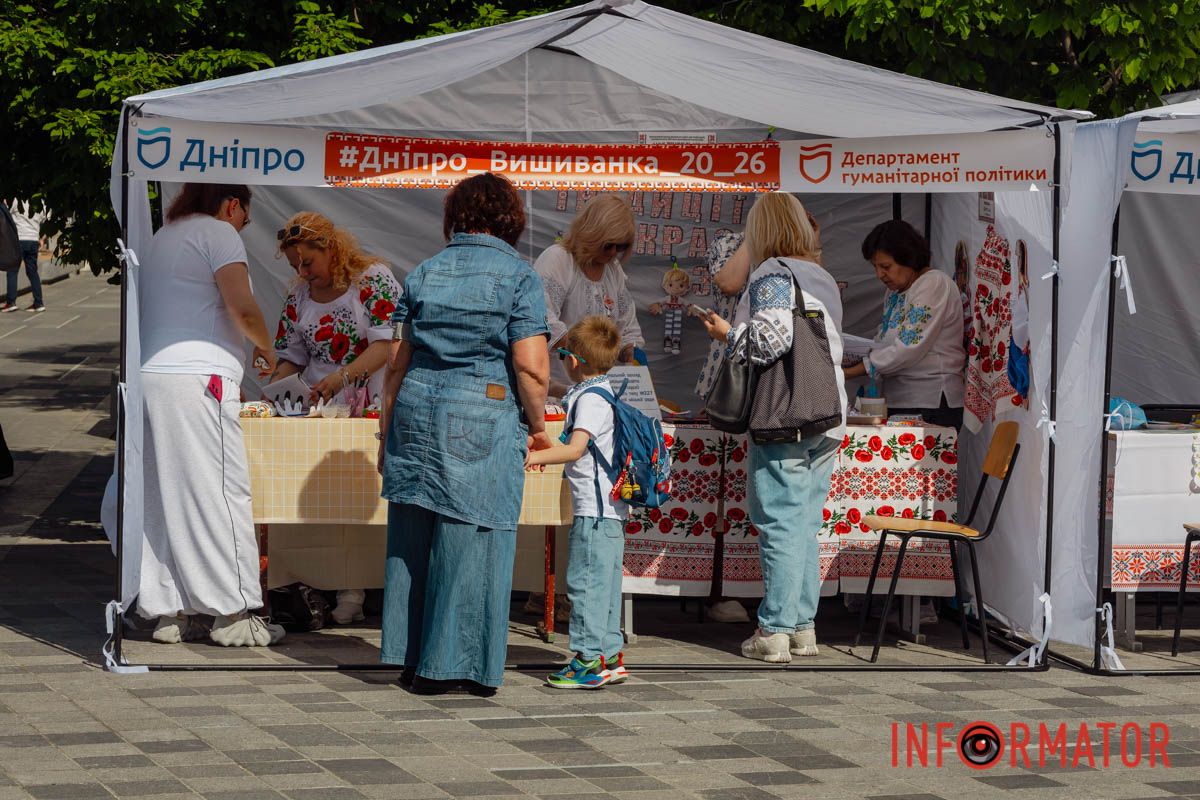 Як у Дніпрі святкували День вишиванки у парку Шевченка та на Успенській площі