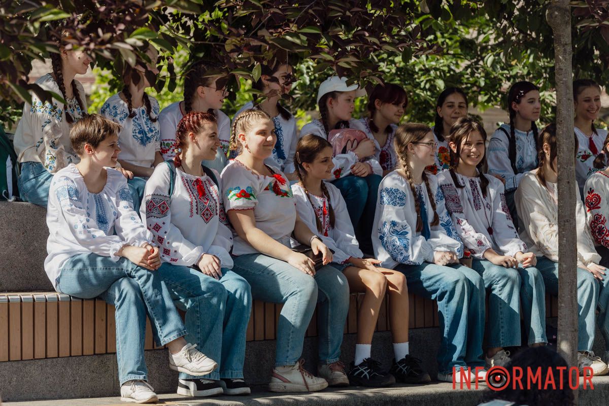 Як у Дніпрі святкували День вишиванки у парку Шевченка та на Успенській площі