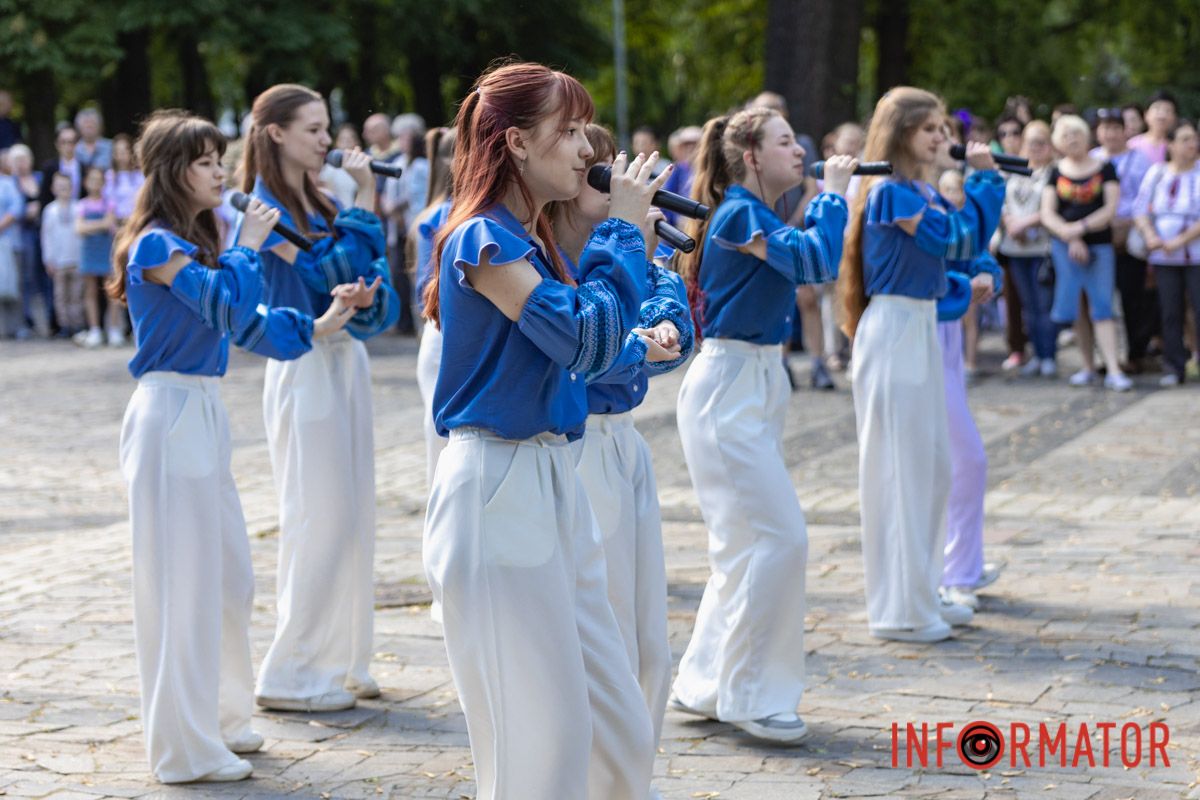 Як у Дніпрі святкували День вишиванки у парку Шевченка та на Успенській площі