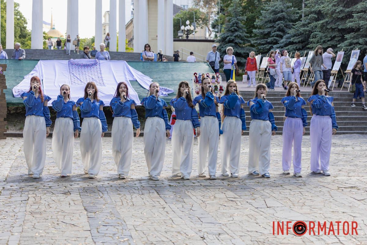 Як у Дніпрі святкували День вишиванки у парку Шевченка та на Успенській площі