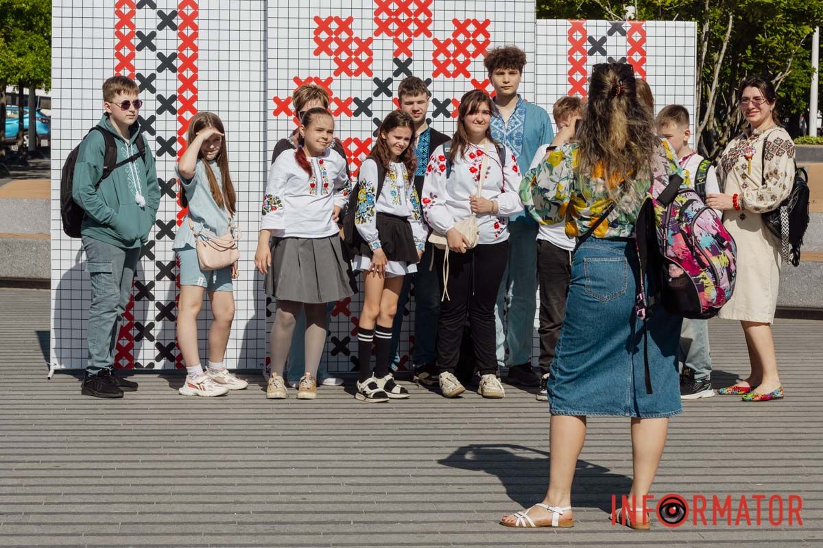 Як у Дніпрі святкували День вишиванки у парку Шевченка та на Успенській площі