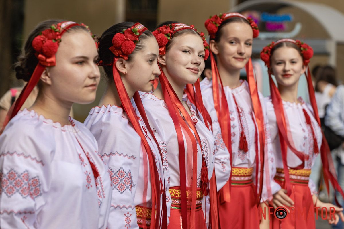 Як у Дніпрі святкували День вишиванки у парку Шевченка та на Успенській площі