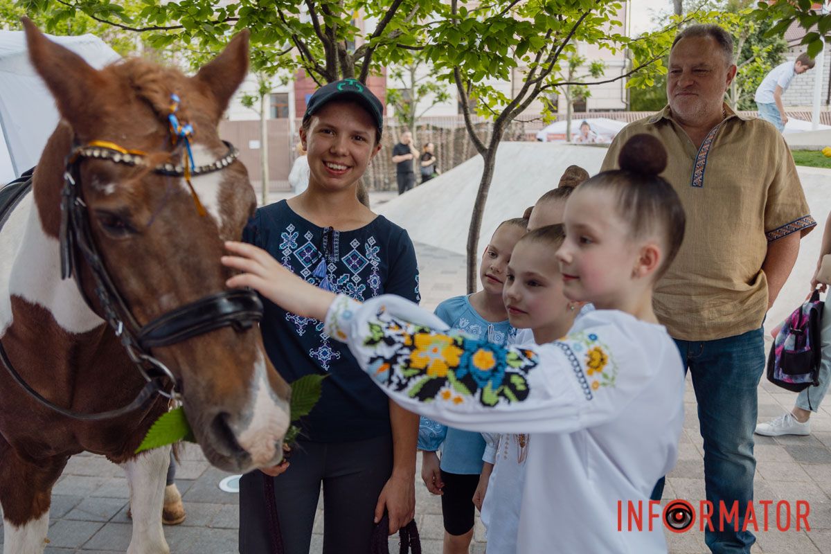 Як у Дніпрі святкували День вишиванки у парку Шевченка та на Успенській площі