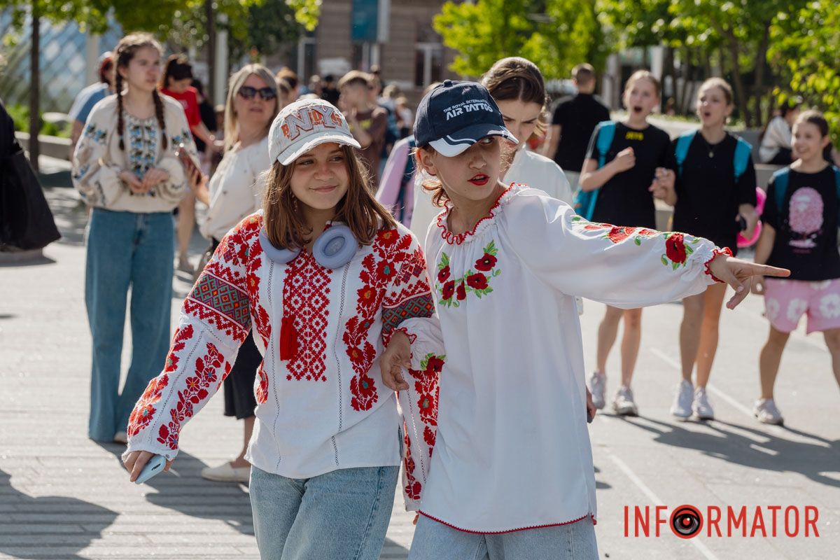 Як у Дніпрі святкували День вишиванки у парку Шевченка та на Успенській площі