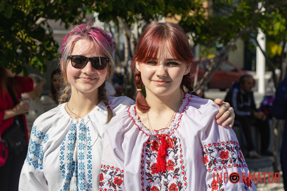 Як у Дніпрі святкували День вишиванки у парку Шевченка та на Успенській площі