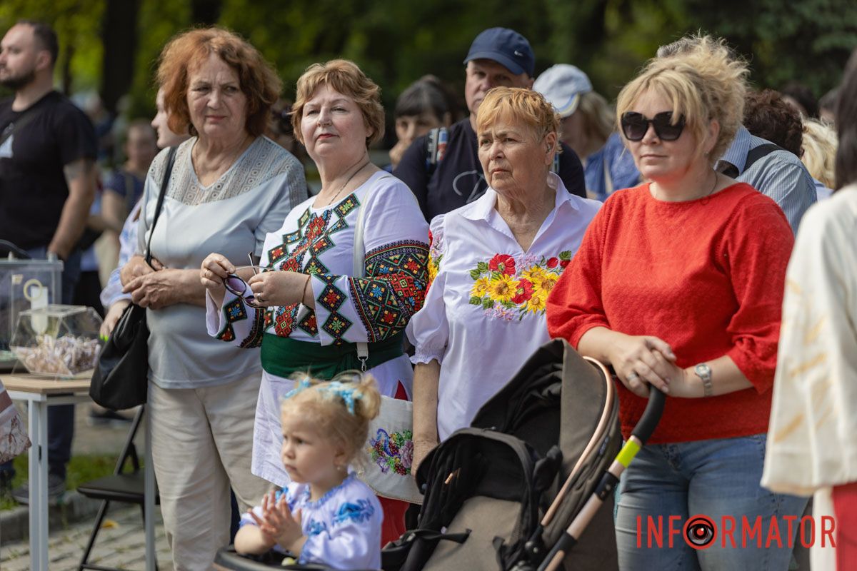 Як у Дніпрі святкували День вишиванки у парку Шевченка та на Успенській площі