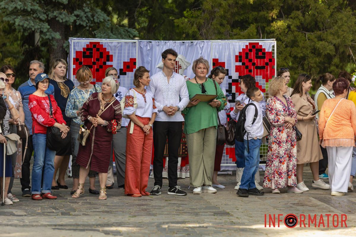 Як у Дніпрі святкували День вишиванки у парку Шевченка та на Успенській площі