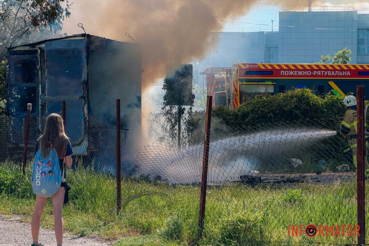 У Дніпрі на вулиці Патріотичній загорівся пост охорони на стоянці: на місці працюють рятувальники