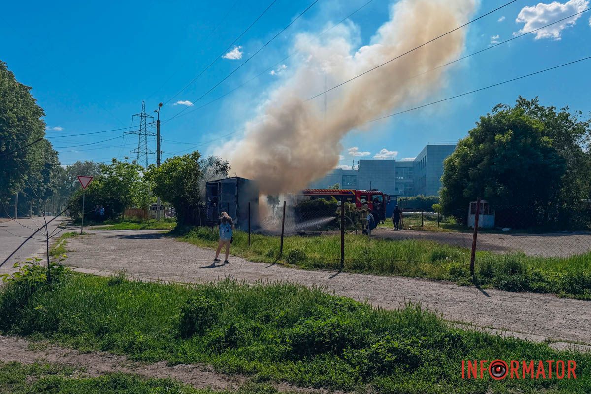 У Дніпрі на вулиці Патріотичній загорівся пост охорони на стоянці: на місці працюють рятувальники