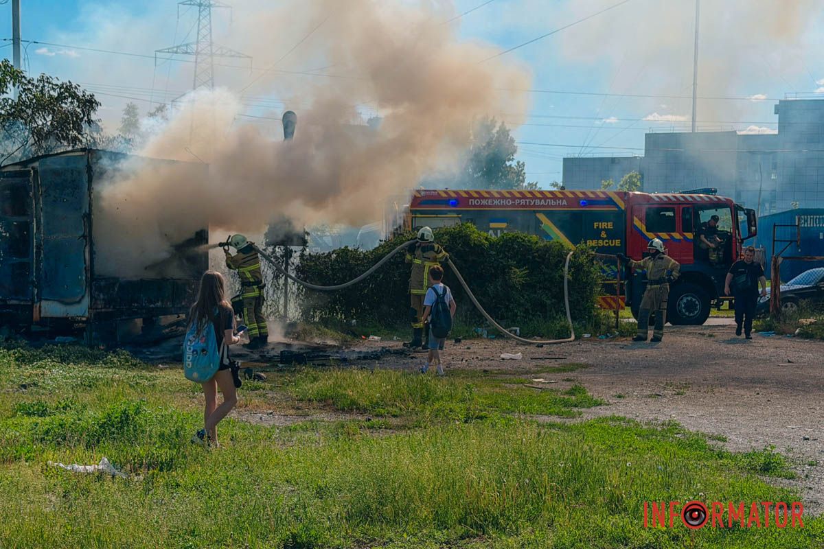 У Дніпрі на вулиці Патріотичній загорівся пост охорони на стоянці: на місці працюють рятувальники