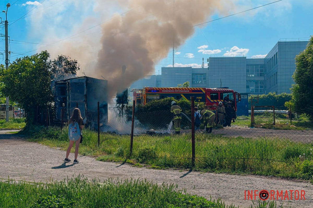 У Дніпрі на вулиці Патріотичній загорівся пост охорони на стоянці: на місці працюють рятувальники