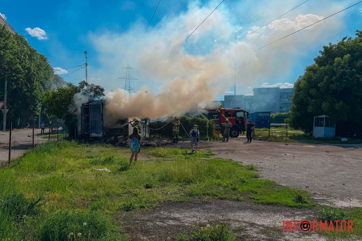 У Дніпрі на вулиці Патріотичній загорівся пост охорони на стоянці: на місці працюють рятувальники