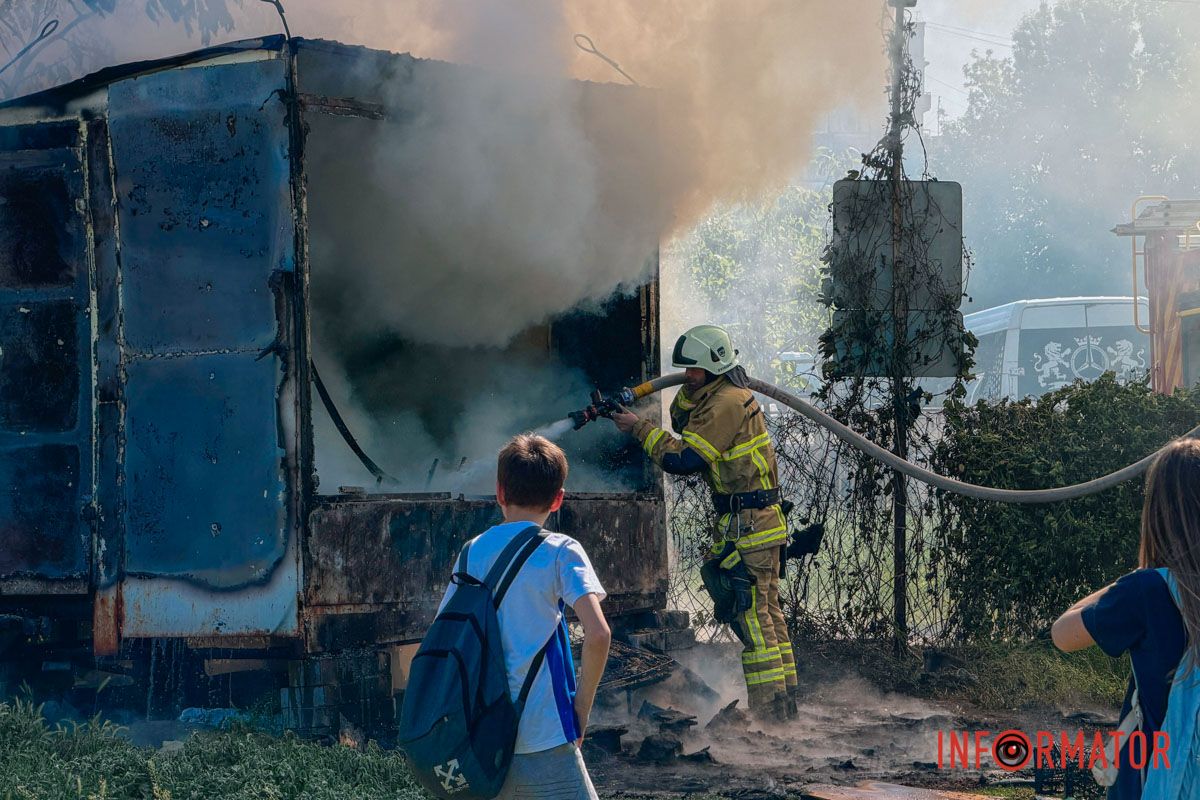 У Дніпрі на вулиці Патріотичній загорівся пост охорони на стоянці: на місці працюють рятувальники