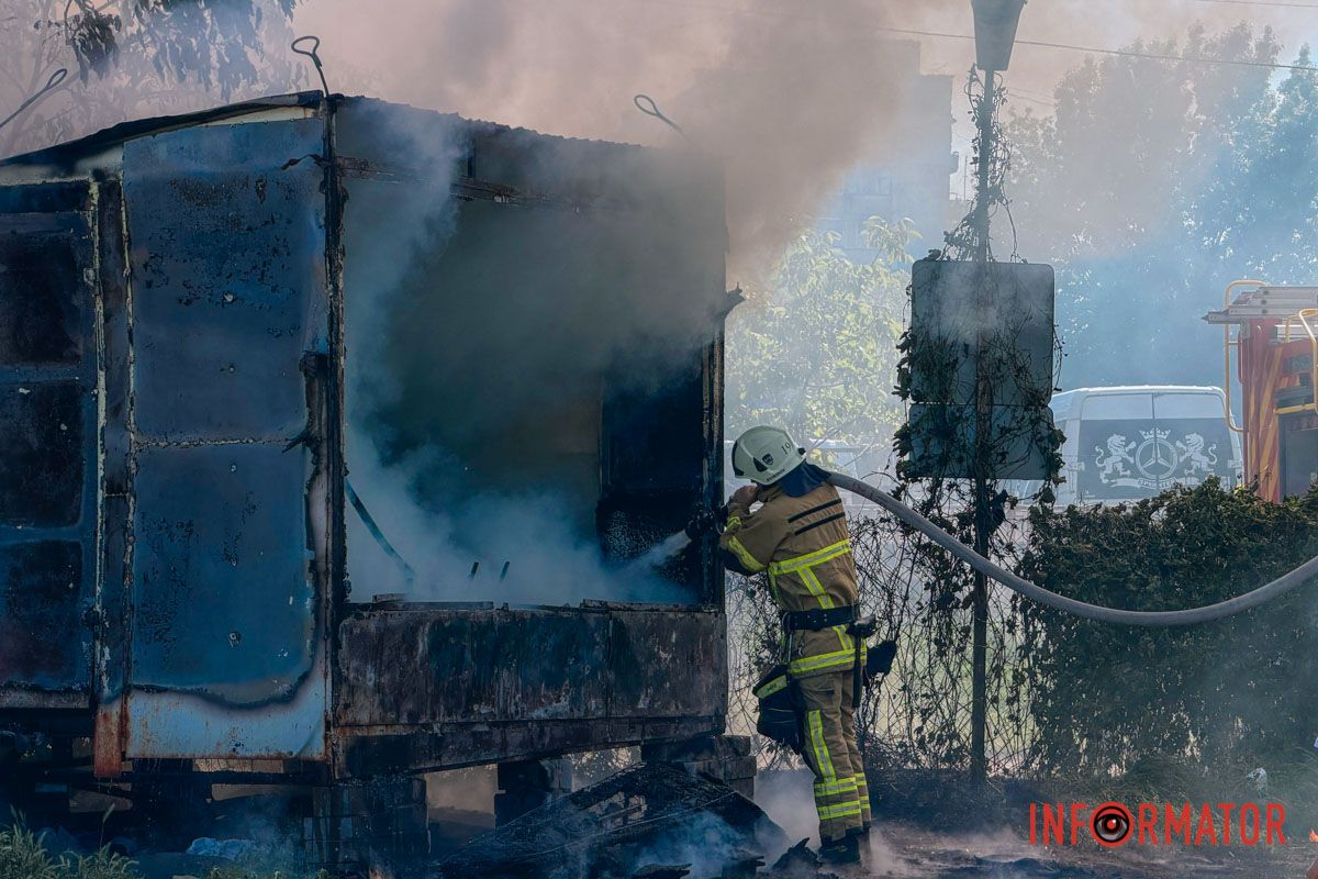 У Дніпрі на вулиці Патріотичній загорівся пост охорони на стоянці: на місці працюють рятувальники