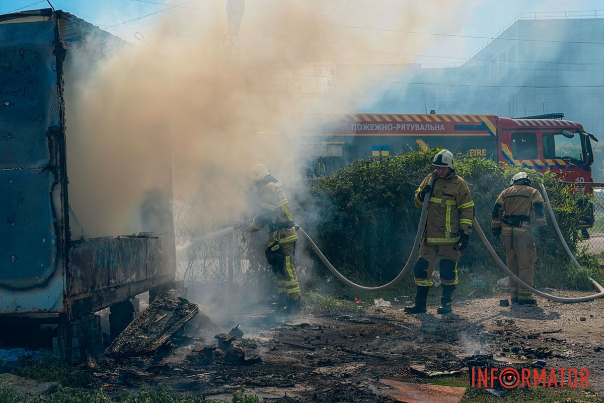 У Дніпрі на вулиці Патріотичній загорівся пост охорони на стоянці: на місці працюють рятувальники