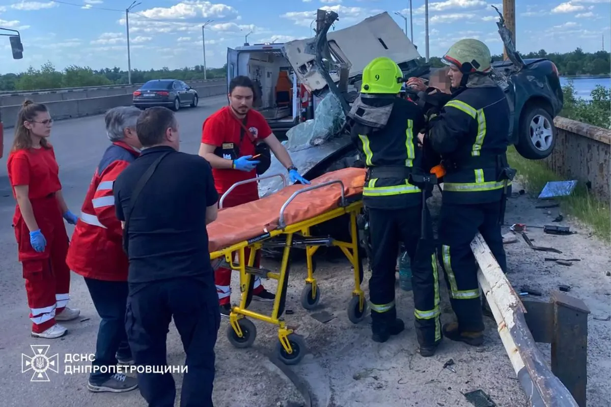 водія та пасажира затисло в Audi