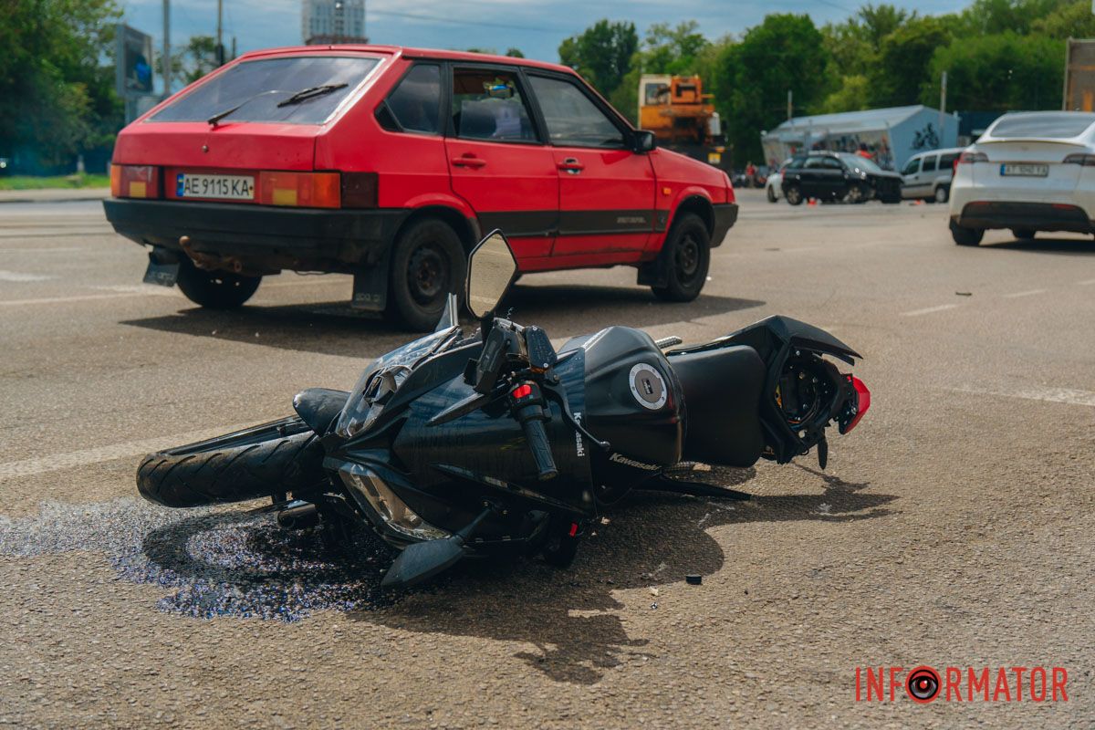 чоловік злетів з двоколісного та зламав ногу