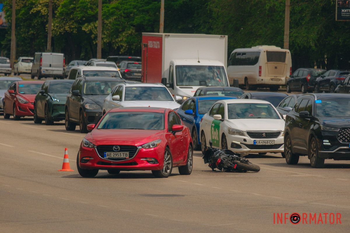чоловік злетів з двоколісного та зламав ногу