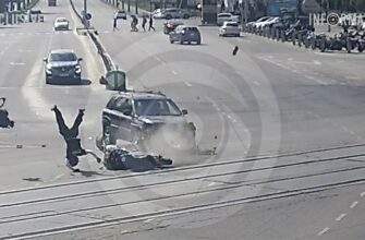 у Дніпрі на проспекті Хмельницького зіштовхнулись мотоцикліст та автівка