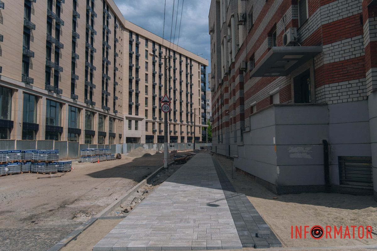 У Дніпрі оновлюють тротуар на вулиці Поля
