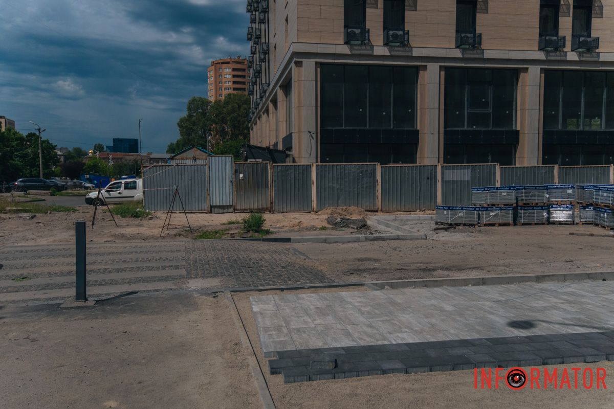 У Дніпрі оновлюють тротуар на вулиці Поля