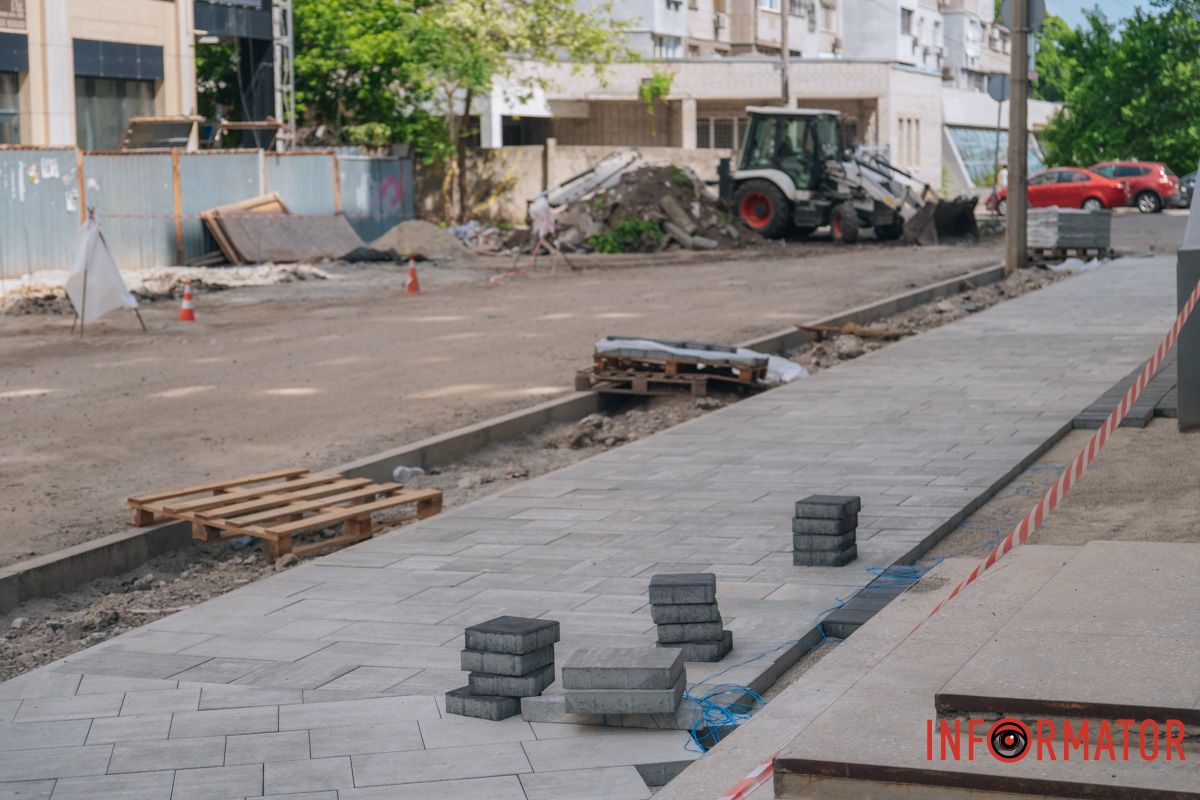 У Дніпрі оновлюють тротуар на вулиці Поля