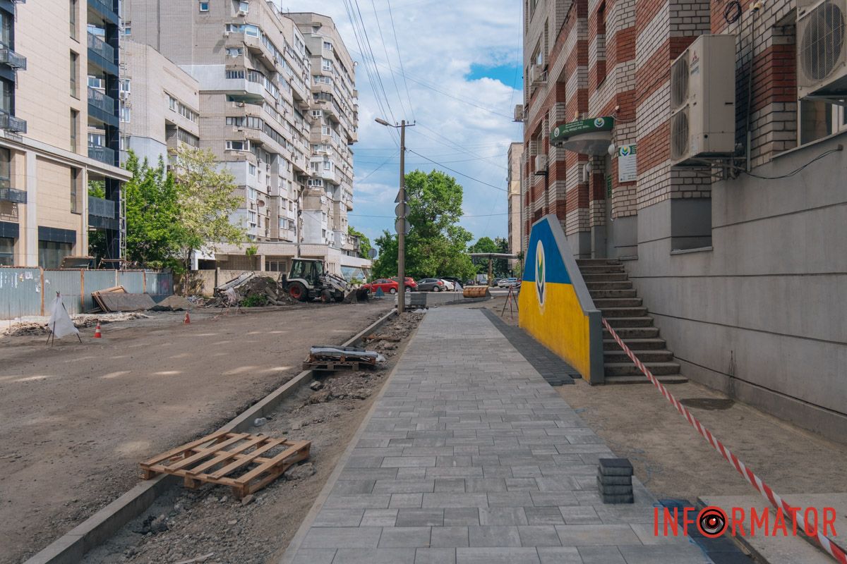 У Дніпрі оновлюють тротуар на вулиці Поля