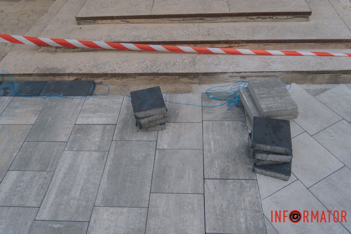 У Дніпрі оновлюють тротуар на вулиці Поля