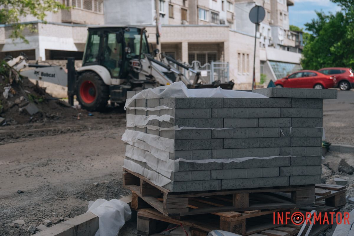 У Дніпрі оновлюють тротуар на вулиці Поля