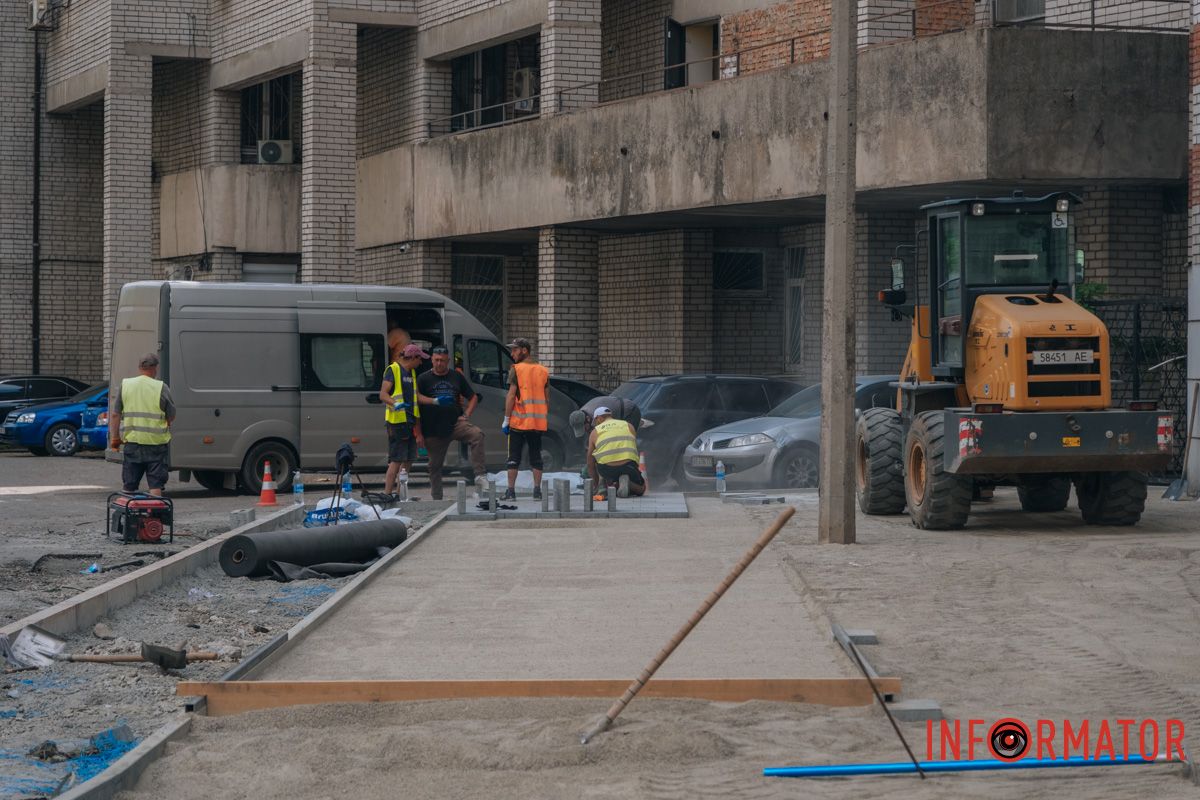 У Дніпрі оновлюють тротуар на вулиці Поля