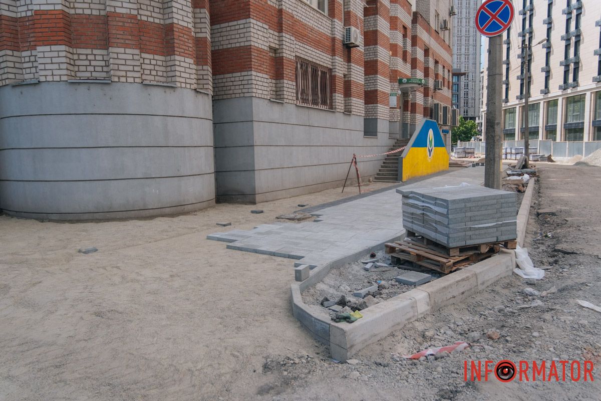 У Дніпрі оновлюють тротуар на вулиці Поля