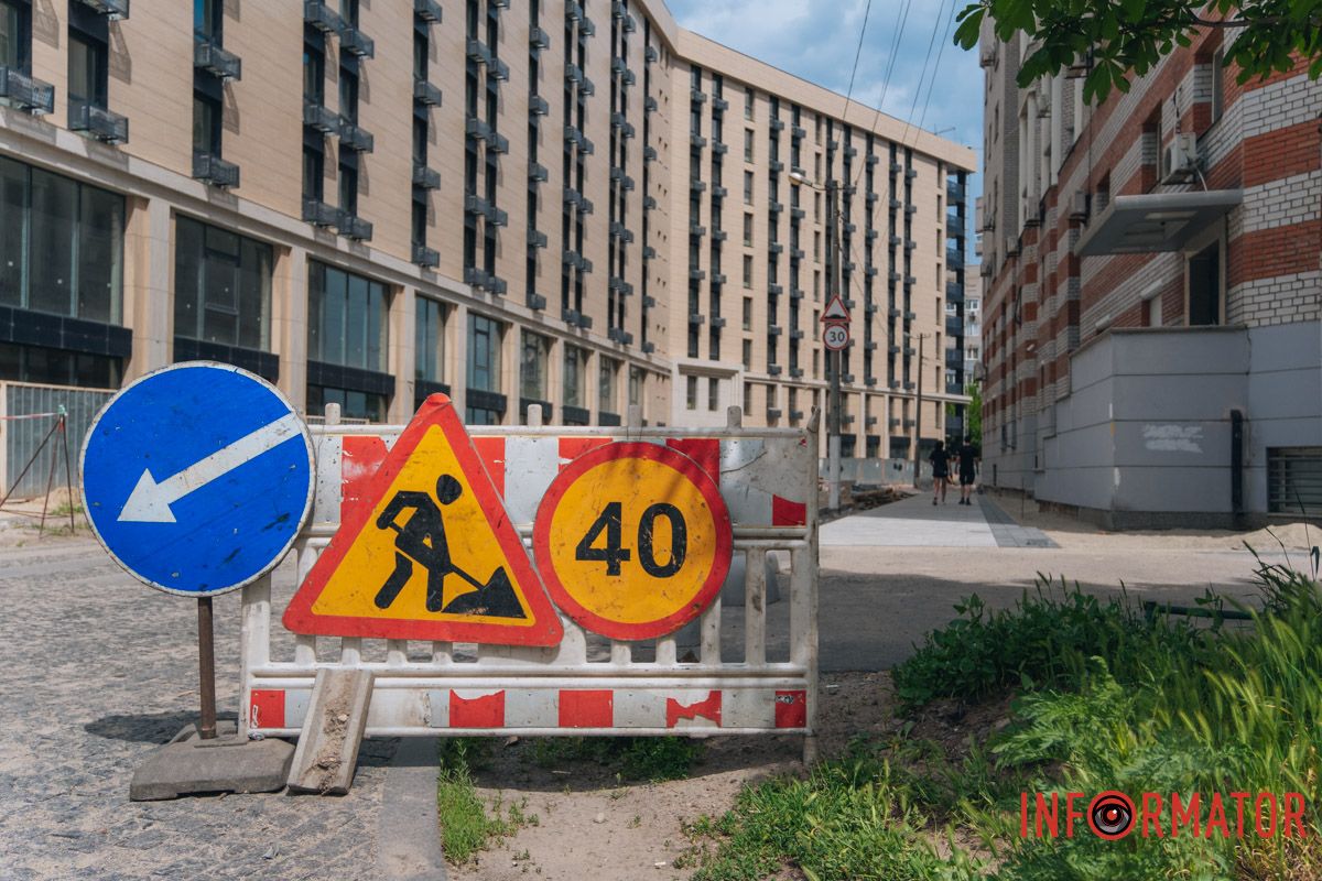 У Дніпрі оновлюють тротуар на вулиці Поля