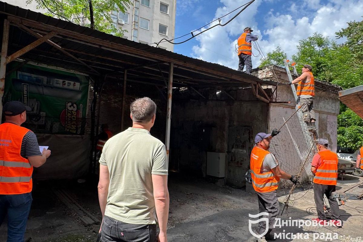 у центрі Дніпра знесли незаконно встановлений навіс
