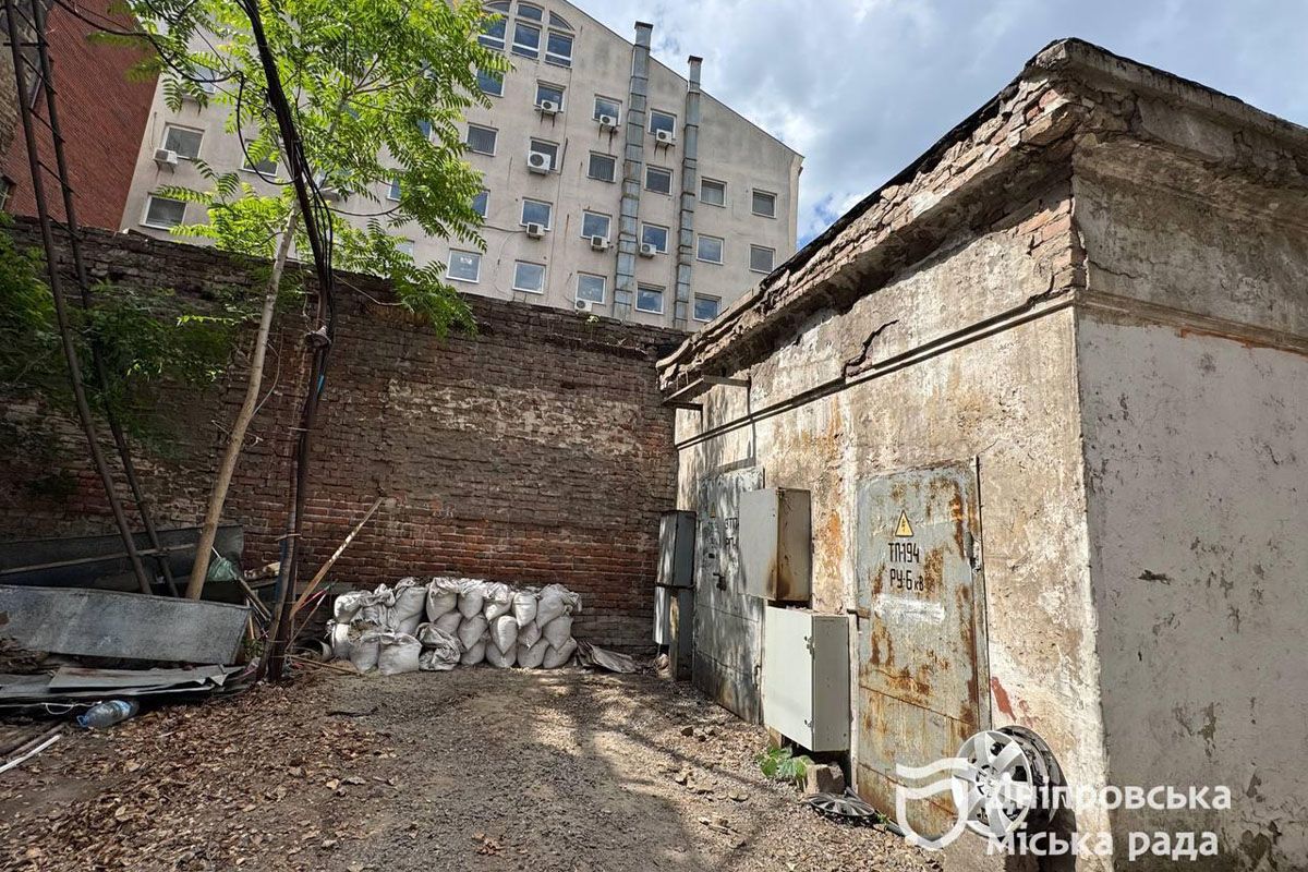 у центрі Дніпра знесли незаконно встановлений навіс
