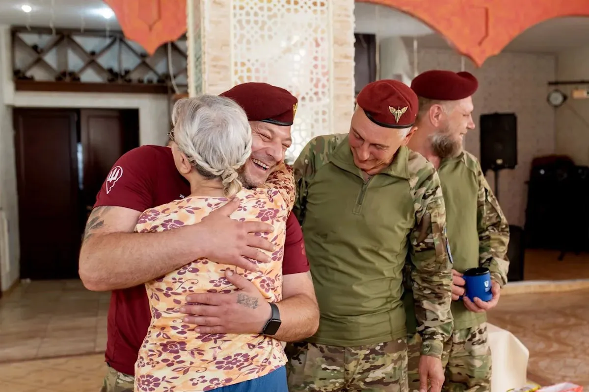 учасниці “В’язального батальйону” із Дніпра передали воїнам ЗСУ понад 2 тисячі пар шкарпеток