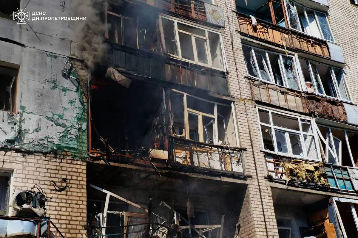 У Павлограді зросла кількість постраждалих через ворожий удар по будинку: фото від ДСНС