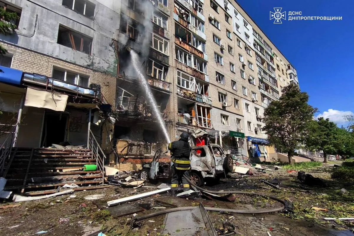 У Павлограді зросла кількість постраждалих через ворожий удар по будинку: фото від ДСНС