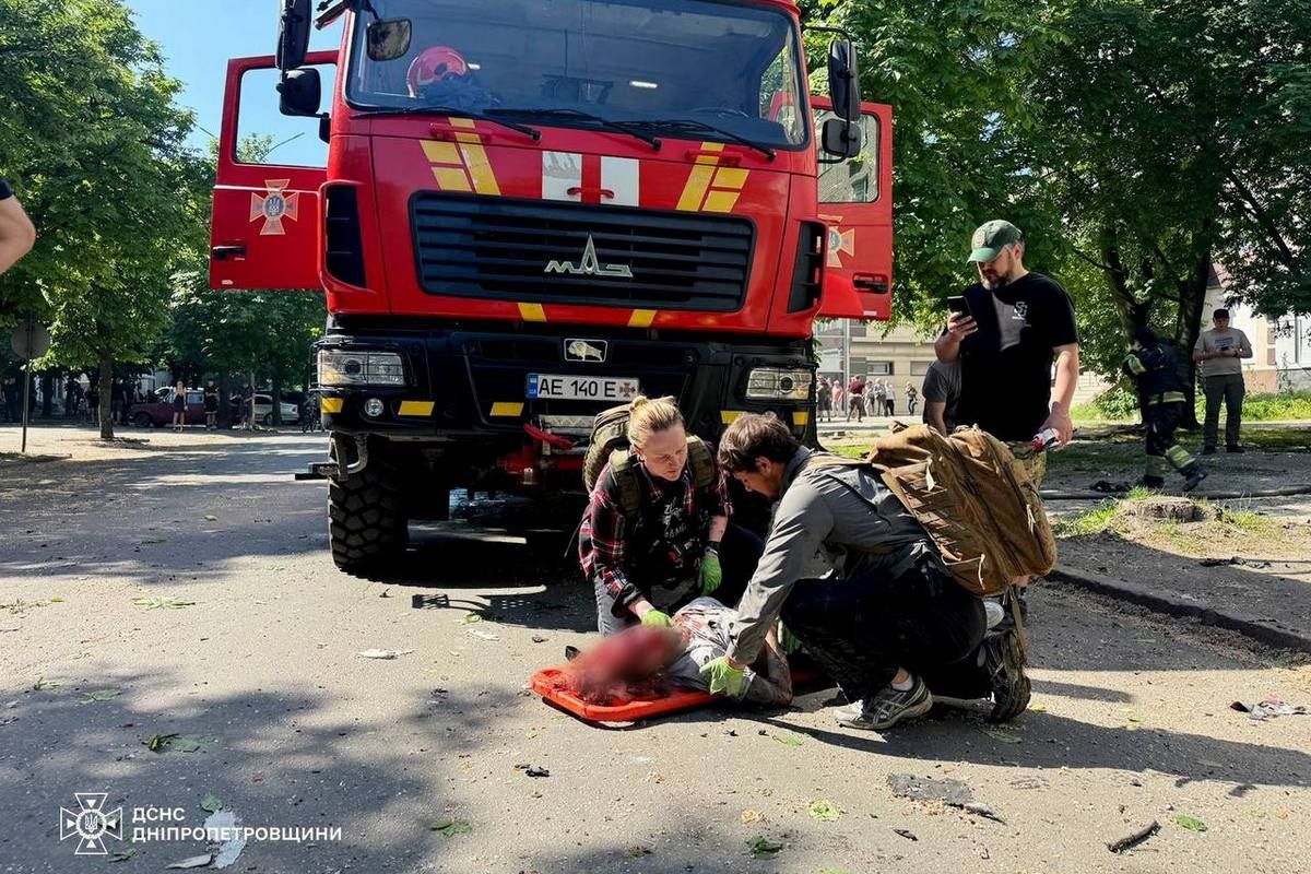 У Павлограді зросла кількість постраждалих через ворожий удар по будинку: фото від ДСНС