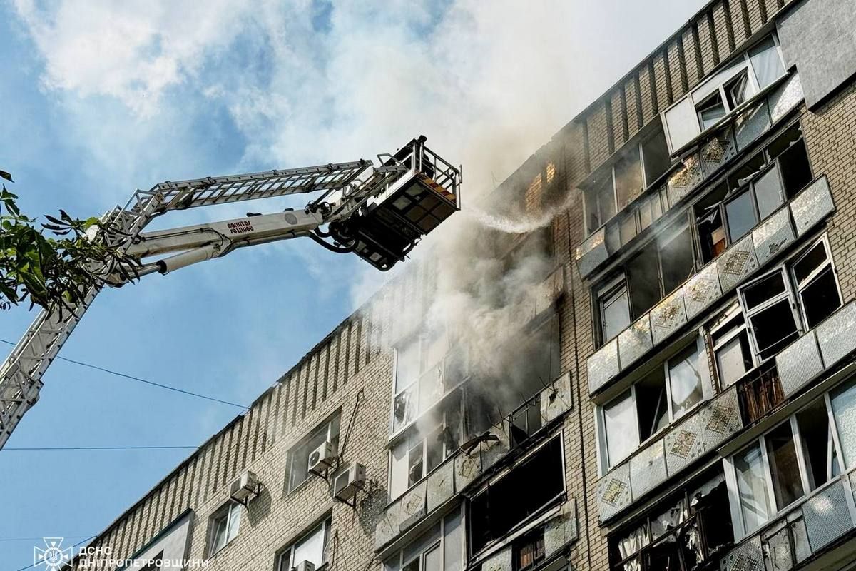 У Павлограді зросла кількість постраждалих через ворожий удар по будинку: фото від ДСНС