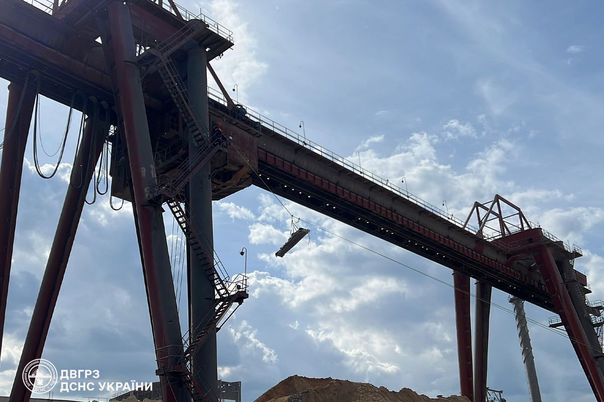 тіло з висоти 30 метрів спускали рятувальники