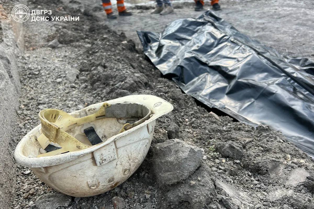 тіло з висоти 30 метрів спускали рятувальники
